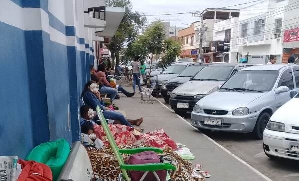 Sine: Desempregados transformam calçada em 