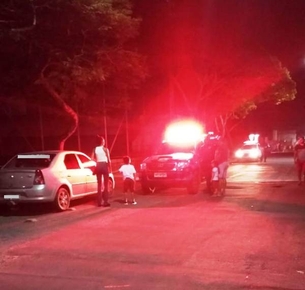 Fiscalização: Agentes de Trânsito flagram carro estacionado em ciclovia em Linhares