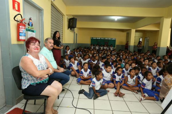 Canivete: 270 estudantes listam prioridades de bairro e entregam ao prefeito de Linhares