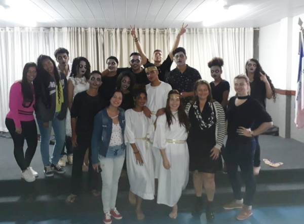 Professoras de Linhares se destacam em peça teatral que aborda problemas comuns nas famílias