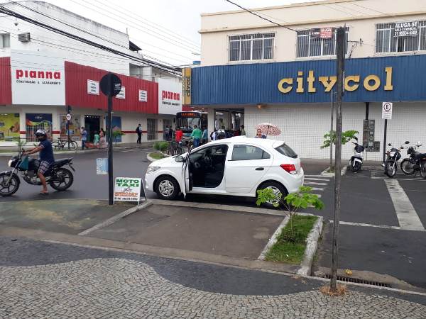 Merece canetada, diz leitor sobre atitude de motorista no Centro de Linhares