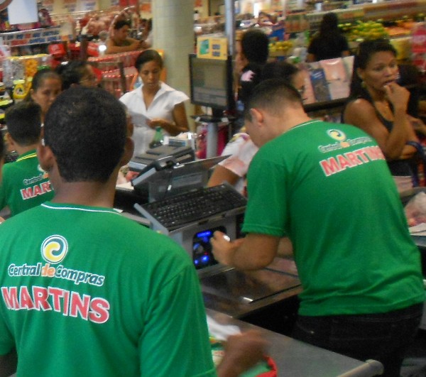 Frango e super promoção de frutas e verduras no Martins para as compras de fim de semana