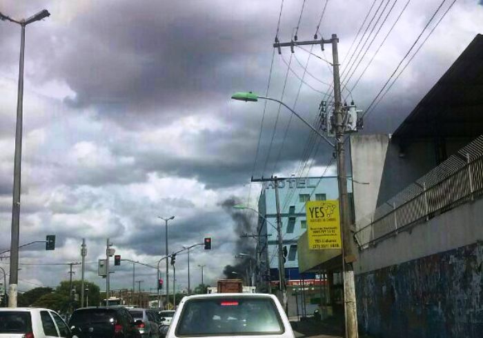 Fumaça escura assusta e lembra incêndio registrado em março de 2013