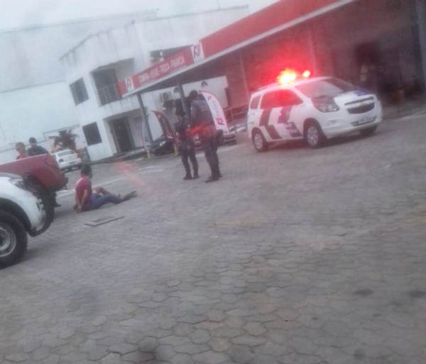 PM aborda ocupantes de caminhonete em pátio de posto, em Linhares