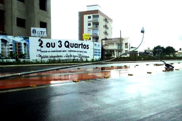 Acidentes de trânsito: Dois postes substituídos em Linhares em uma semana