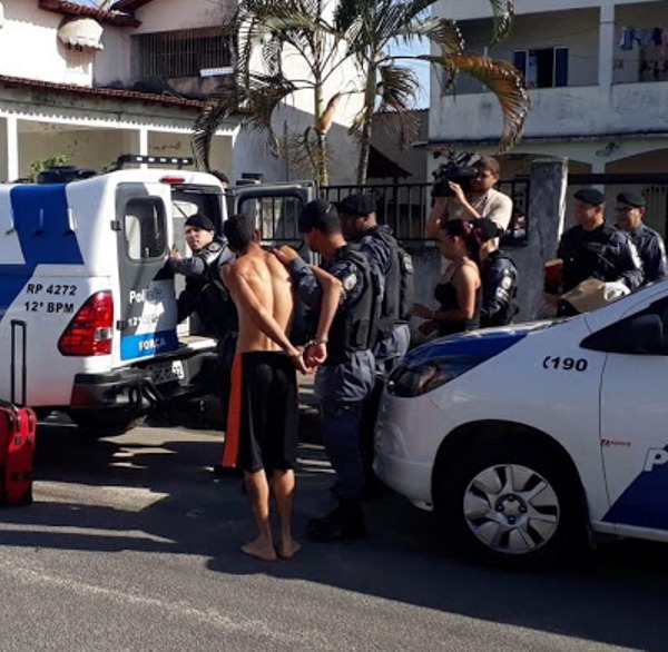 Mandado: Janine e Gabriel negaram possuir quase 30 kg de droga em casa, mas a 'casa caiu'