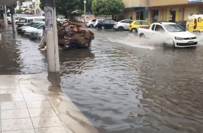 Chuva: Ruas (e lojas) alagadas no Centro de Linhares. Vídeo:
