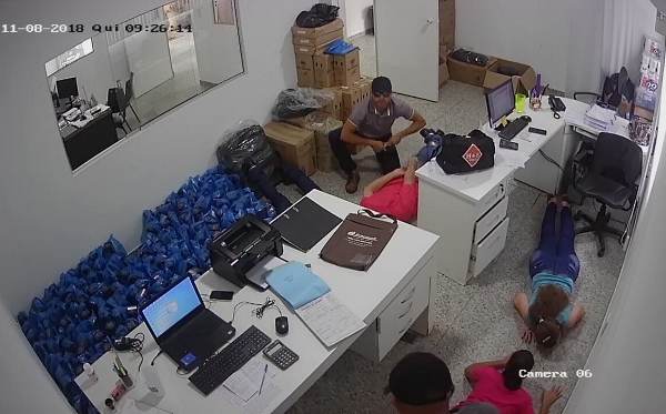 Vídeo: Ele disse que não havia câmera, diz assaltante à comparsa durante ação em Rio Bananal