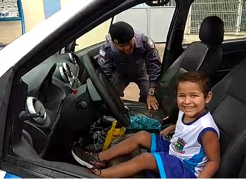 Que felicidade! Garotinho se encanta dentro de viatura da PM em Linhares