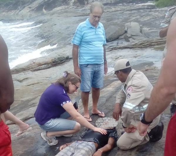 Sábado triste: Jovem escorrega nas pedras e morre afogado em Guarapari