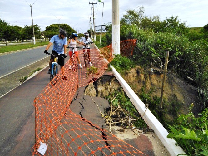 Cratera assusta ciclistas na margem da BR-101