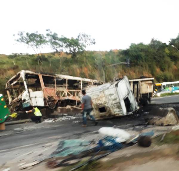 ES: Feriadão começa com acidentes na BR-101 e 262