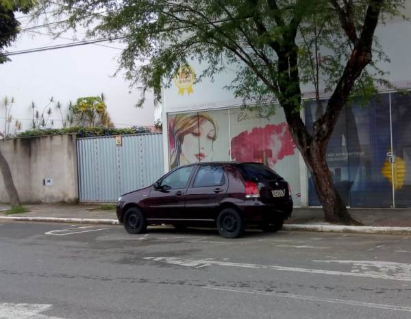 Carros estacionado há dias no Centro de Linhares chama a atenção de leitor