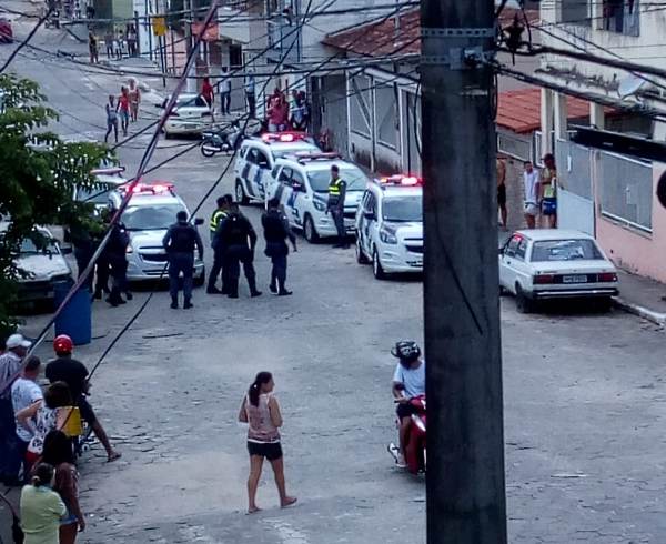 Jovem sai baleado durante ação policial no bairro Juparanã