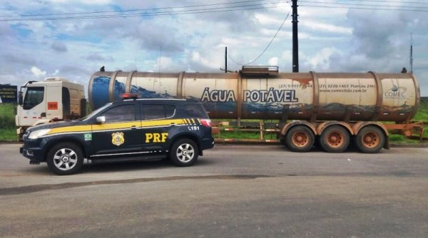 PRF flagra carreta que transporta gasolina levando água para Regência