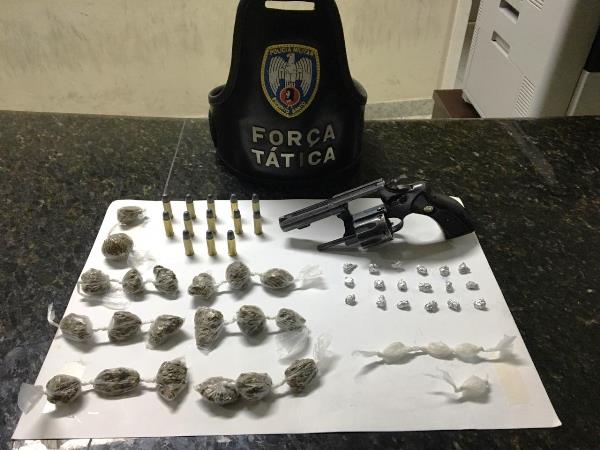 Casa denunciada e adolescente apreendido com drogas no Santa Cruz