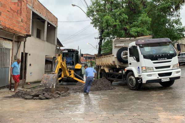 Rompimento de adutora afeta abastecimento de água no Interlagos. Imóveis foram impactados