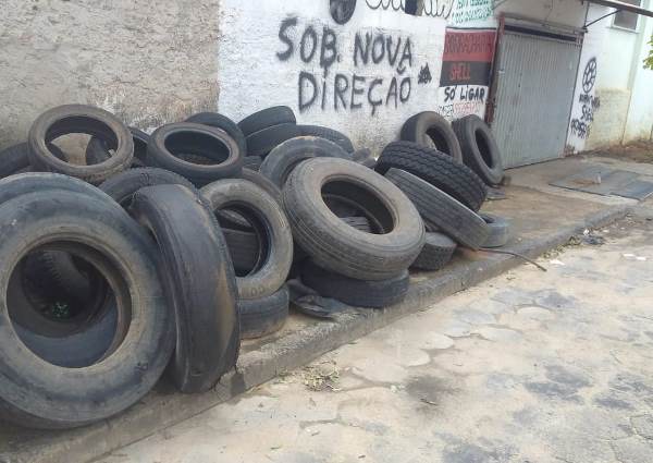  Pneus armazenados a céu aberto gera preocupação no bairro Shell