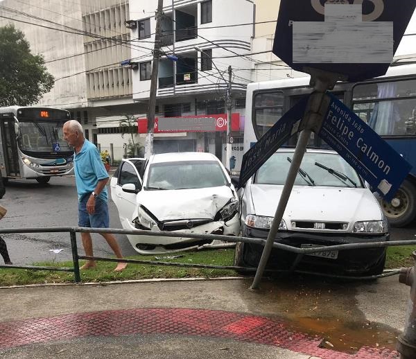 Acidente em cruzamento no Centro de Linhares