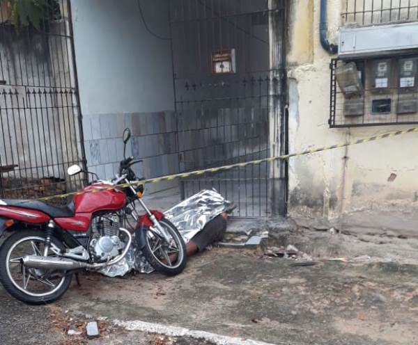 Mulher toma faca e mata homem no Centro de Linhares