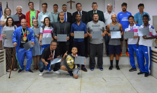 Atletas recebem homenagem na Câmara Municipal de Linhares