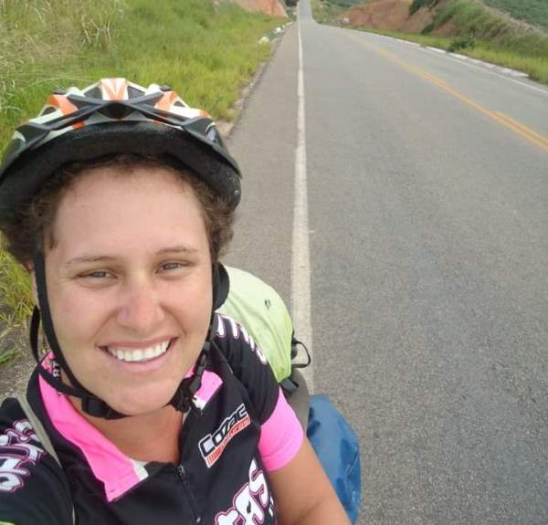 Olha ela! Ciclista que percorre o Brasil chega a Linhares e participa de pedal