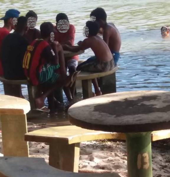 Usuários fumam maconha entre banhistas na Lagoa Juparanã, diz leitora