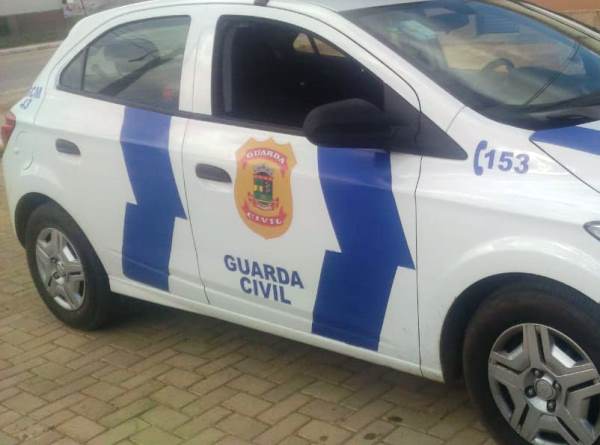 GCM aborda motociclista embriagado, sem capacete e CNH na Roberto Calmon
