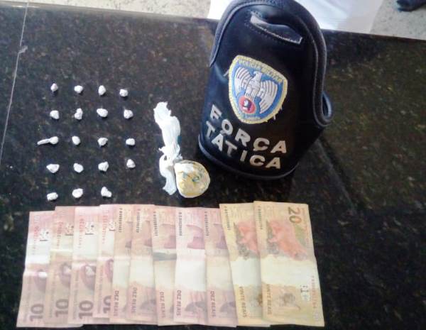 Força Tática apreende drogas no Santa Cruz e leva dois para a delegacia