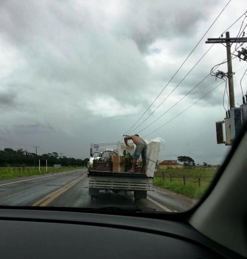 Imagens que falam por si. Essa é da Estrada do Pontal