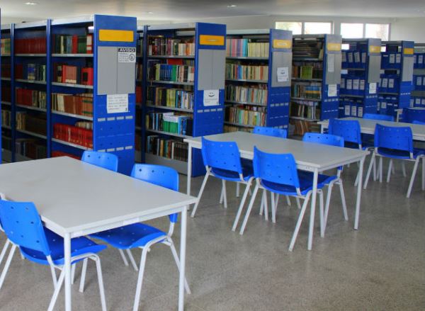 Férias x leitura: 30 mil exemplares para você na Biblioteca Municipal de Linhares