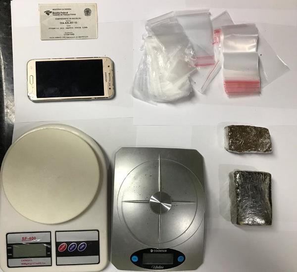 Regência: PM encontra tabletes de maconha e balanças em residência de Titi