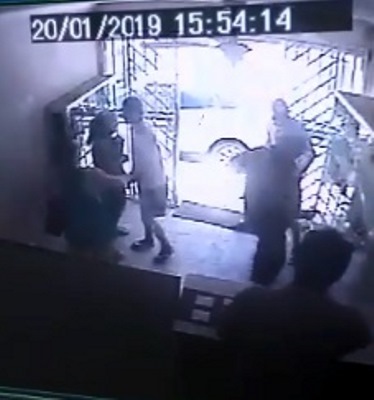 Vídeo: Assaltantes estilhaçam vidro de vitrine de joalheria