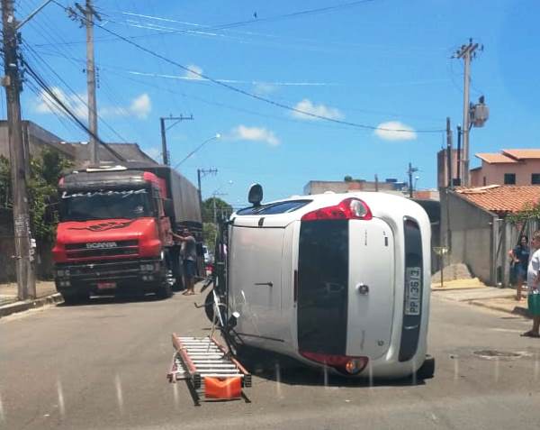 Motorista desvia de cachorro e carro capota no Interlagos