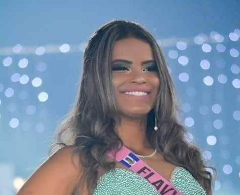 Mãe chora de emoção: Os 15 anos de Flavyara