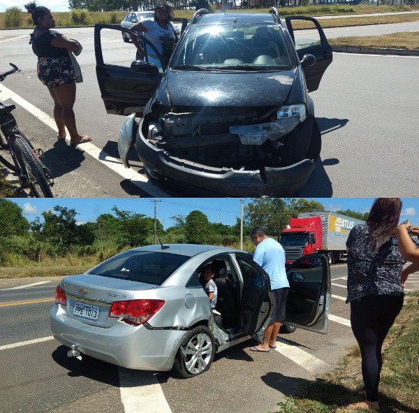 Manhã de domingo: Acidente entre dois carros de passeio no Trevo da Juparanã