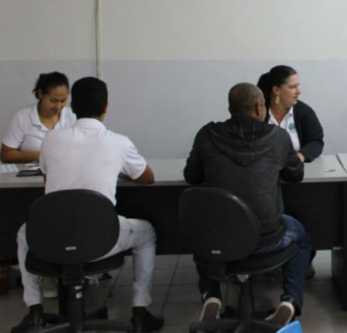 Auxiliar Administrativo, Estagiário, Garçom e outros: 52 vagas no Sine Linhares