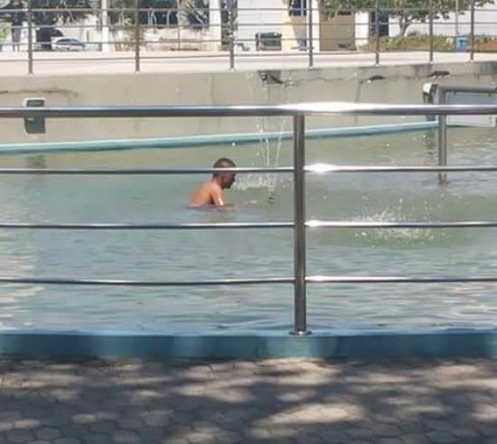 Calorão da semana: Homem toma banho na Praça 22 de Agosto