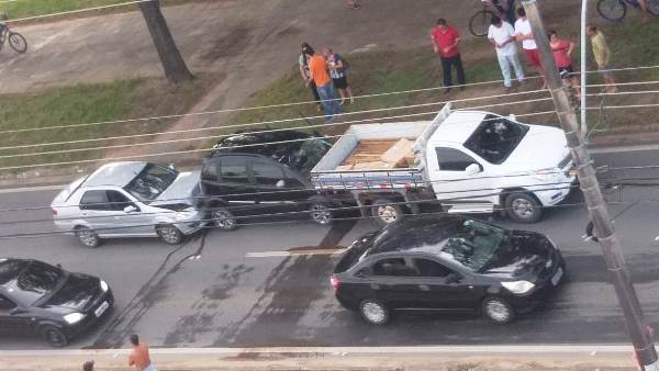 Cenas: Engavetamento na lateral da BR-101
