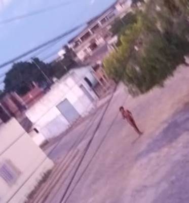 Travesti nua é vista pelas ruas do bairro Aviso