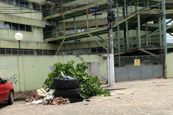 Desafio à fiscalização: Moradores descartam lixo em frente ao HGL