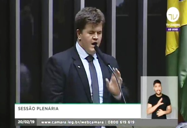Felipe Rigoni explica cegueira, chama a atenção para a função de deputado e é aplaudido