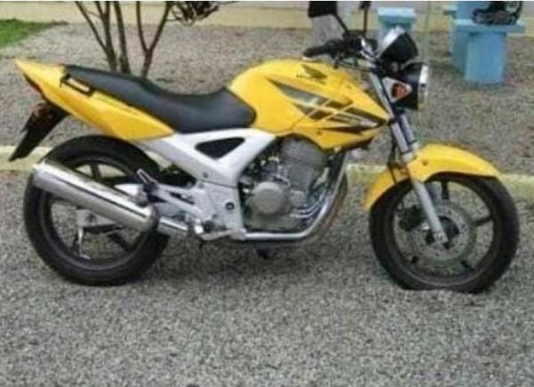 Ladrões furtam motos em frente ao shopping, no Movelar