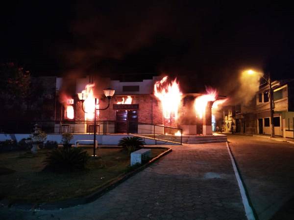 Queimou tudo, diz Bombeiro sobre incêndio no Casarão da Barra
