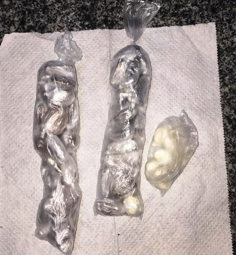 Mulher tenta entrar em presídio com 45 buchas de maconha e 13 papelotes de cocaína