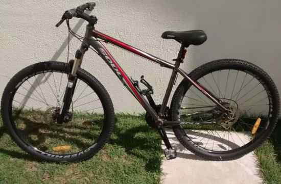 Bandido quebra cadeado e furta bike na garagem de prédio, no Conceição