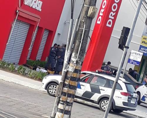 Ocupantes de Honda Civic são algemados no BNH