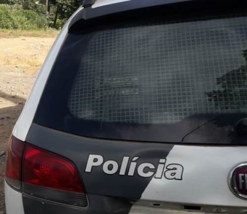 Ocupantes de moto preta fogem após ação da PM com tiros no Planalto