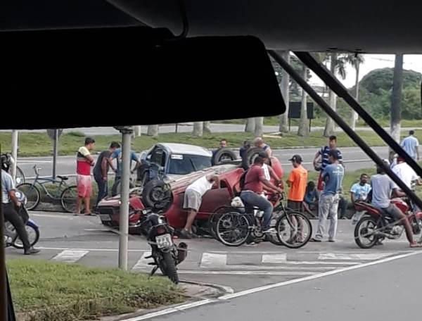 Duas pessoas feridas em acidente em Linhares. Condutor de carreta fugiu