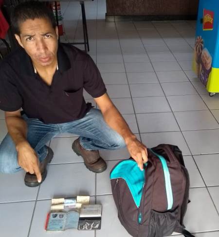 Bolsa é encontrada em frente ao trabalho de leitor. Carteira estava com dinheiro